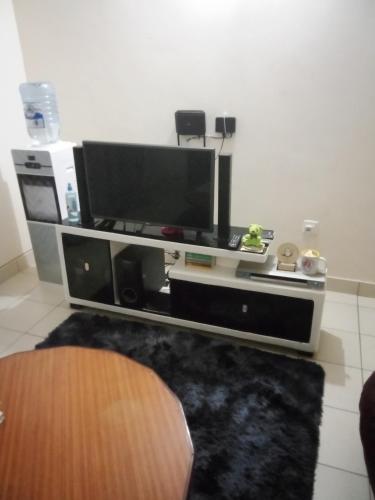 un salon avec une télévision à écran plat sur une table dans l'établissement Victoria apartments, à Mtwapa