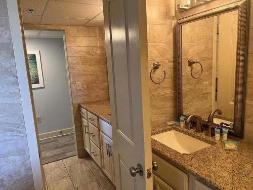 y baño con lavabo y espejo. en 74th Ave N, 1443-44 - Ocean View Sleeps 8 en Myrtle Beach