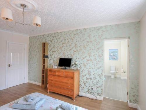 Sea Front Spacious Apartment on Angleseyにあるテレビまたはエンターテインメントセンター