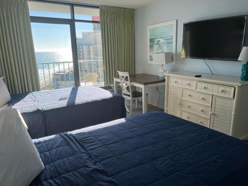 Un pat sau paturi într-o cameră la 74th Ave N, 1443-44 - Ocean View Sleeps 8