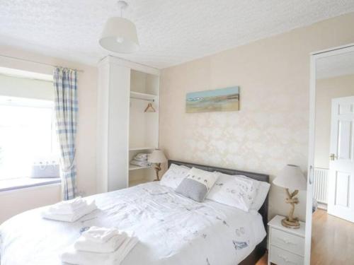 Sea Front Spacious Apartment on Angleseyにあるベッド