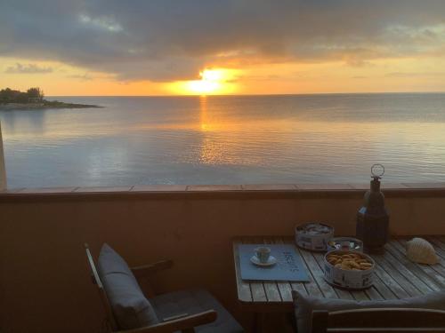 una vista de la puesta de sol desde la cubierta de un barco en La casa dell'Alba, en Marzamemi