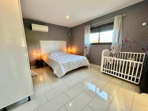 Postel nebo postele na pokoji v ubytování Maison moderne au calme avec billard, jacuzzi, bain à remous, piscine, Babyfoot