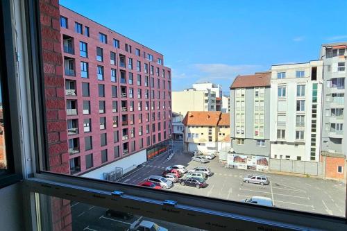 widok na parking z okna w obiekcie The Cozy Flat w mieście Gjakove