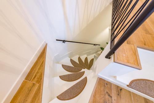 una escalera en una casa con suelo de madera en La Dalia, en Grottaferrata