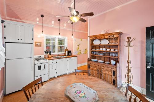 eine Küche mit einem Tisch und einem Deckenventilator in der Unterkunft Kent Cottage at Ivy Cottages in Crozet