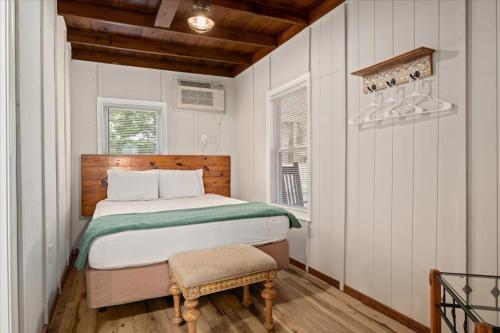 Postel nebo postele na pokoji v ubytování Beach Bum West-O Cabins