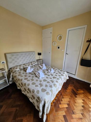 1 dormitorio con 1 cama con toallas en Edificio Buenos Aires en Buenos Aires