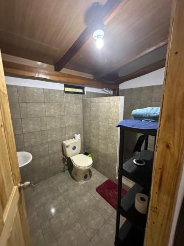 Aldo’s place #2 في Playa Negra: حمام صغير مع مرحاض ومغسلة