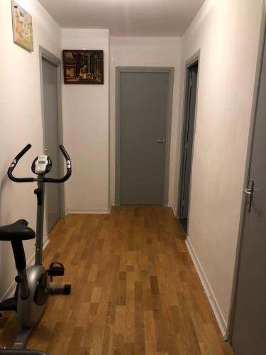 an empty room with a treadmill and a door at Beauvais chambre 1 in Beauvais