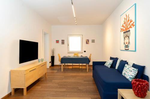 - un salon avec un canapé bleu et une table dans l'établissement Casa Zara Sorrento City Center, à Sorrente
