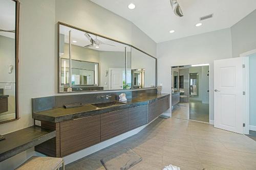 een badkamer met 2 wastafels en een grote spiegel bij Island Life Villa in Holmes Beach