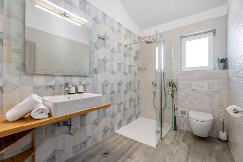 Kúpeľňa v ubytovaní Villa Belina: 4 ensuite bedrooms, game room, heated pool, sauna & gym