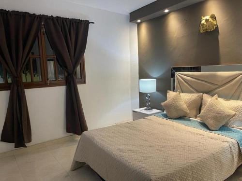 Un dormitorio con una cama grande y una ventana en Apartamento Buenos Aires Medellin en Medellín