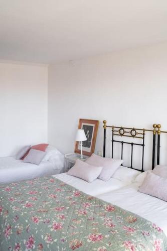 two beds sitting next to each other in a bedroom at Mima's House · La Casa de Mima in Comillas