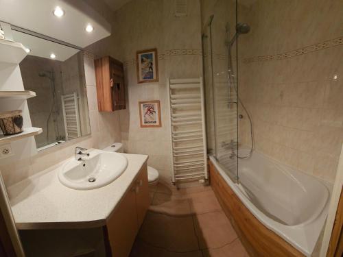 bagno con lavandino, doccia e vasca di Appartement La Clusaz, 5 pièces, 9 personnes - FR-1-459-24 a La Clusaz
