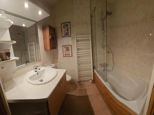 une salle de bain avec un lavabo, une douche et une baignoire dans l'établissement Appartement de qualité 4 chambres avec balcon et garage, La Clusaz (BED144) - FR-1-459-24, à La Clusaz