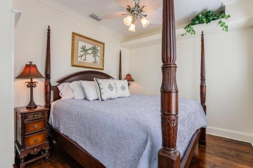 een slaapkamer met een bed met een houten paal bij Seaside Manor in Bradenton Beach