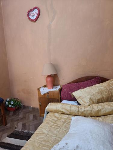 Una cama o camas en una habitación de Birhan Guest House