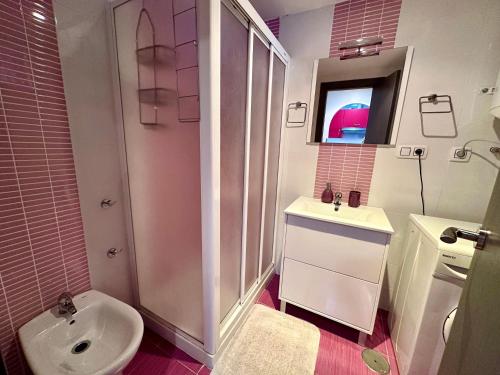 a bathroom with a sink and a shower and a toilet at Apartamento con Vistas en Rincon de la Victoria in Cala del Moral
