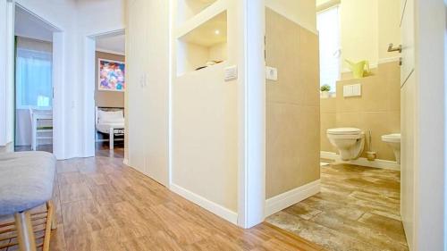 a room with a bathroom with a toilet and a kitchen at Central Maximus Apartment in Braşov