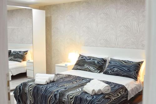 Un dormitorio con una cama con toallas. en Cico Art Suite, en Nápoles