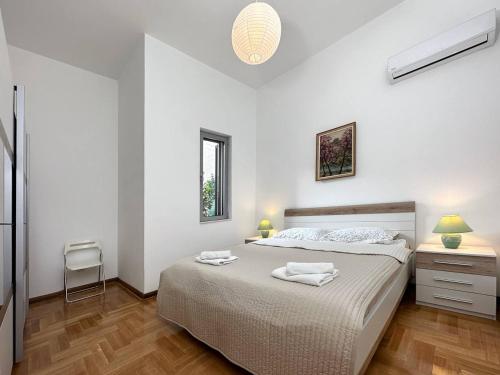 sypialnia z łóżkiem z dwoma ręcznikami w obiekcie Lavandar Bay C02 w mieście Donji Morinj