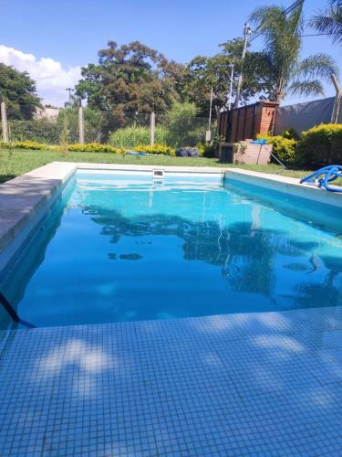 einen Pool mit blauem Wasser im Hof in der Unterkunft El descanso 