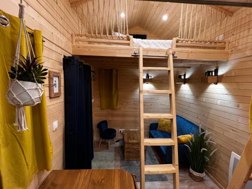 a room with a bunk bed in a tiny house at Petit chalet Cosy in Villard-de-Lans