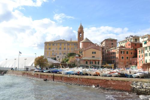 Eine Gruppe von Booten liegt in einem Hafen vor Anker. in der Unterkunft Albergo Novecento in Genua