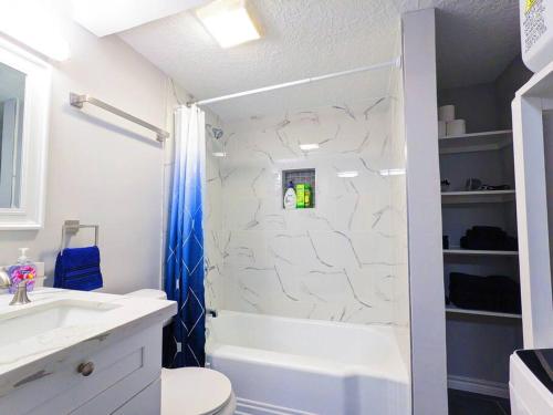 y baño con ducha, aseo y lavamanos. en Elegant Studio Montrose-Amalfi @ The ItalianPlaza, en Houston