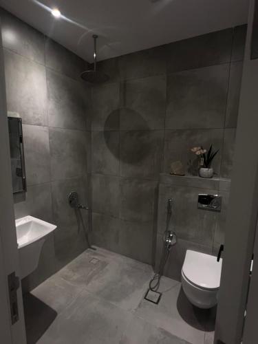 uma casa de banho com um WC e um lavatório em سيل 25 شقه عائليه متكامله em Riyadh
