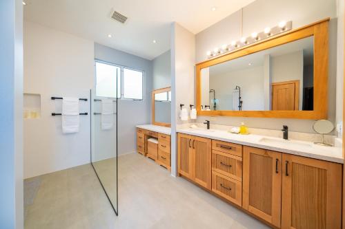 Baño con 2 lavabos y espejo en Beachfront Potrero - nice 7-BR villa, private cook included - Casa Royal, en Potrero