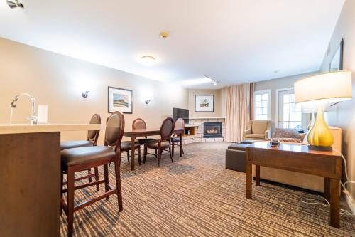 a living room with a table and chairs and a couch at Horseshoe Valley Suites - The Azure in Shanty Bay