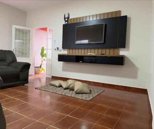 ein Wohnzimmer mit einem Flachbild-TV an der Wand in der Unterkunft Casa Temporada Espaço Vip in Barra do Garças