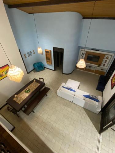 an overhead view of a room with a bed and a table at Casa Familiar 5 Suítes Porto de Galinhas in Porto De Galinhas