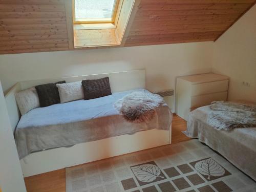 um quarto com uma cama e uma janela em Apartment ANDA em Bad Kleinkirchheim