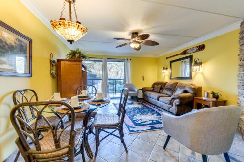 Χώρος καθιστικού στο Downtown Gatlinburg Condo with Community Pool!