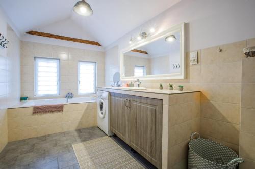 uma casa de banho com um lavatório e uma máquina de lavar roupa em Apartament Przytulny 3 km od Wadowic em Chocznia