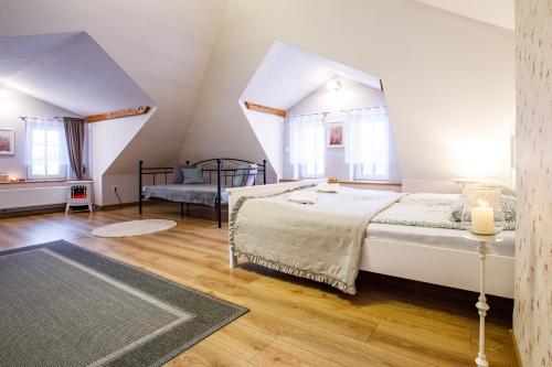 sypialnia z dużym łóżkiem w pokoju z oknami w obiekcie Apartament Przytulny 3 km od Wadowic w mieście Chocznia