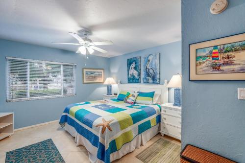 1 dormitorio con 1 cama y ventilador de techo en Palm Cay 6, en Holmes Beach