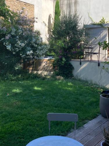 Κήπος έξω από το Chez Nilou