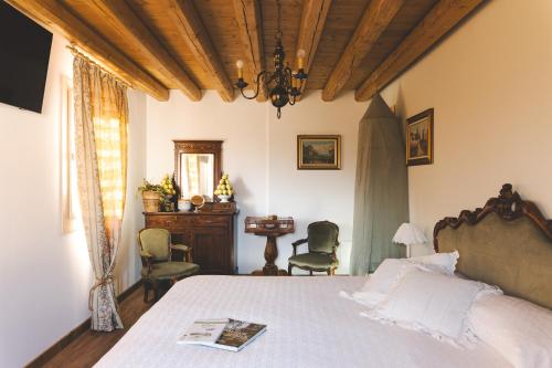 sypialnia z łóżkiem, stołem i krzesłami w obiekcie la restera del sile w mieście Casale sul Sile