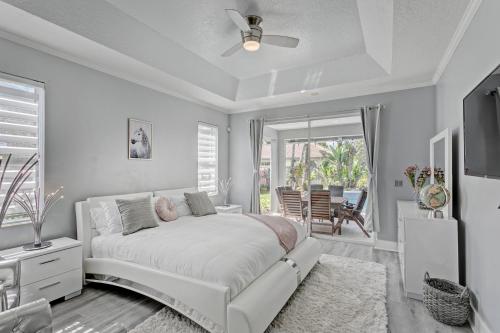 ein weißes Schlafzimmer mit einem Bett und einem Fenster in der Unterkunft Glamour House in Wellington
