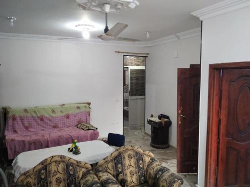 uma sala de estar com uma cama e um sofá em Duck Nest (Kak Kak) no Cairo