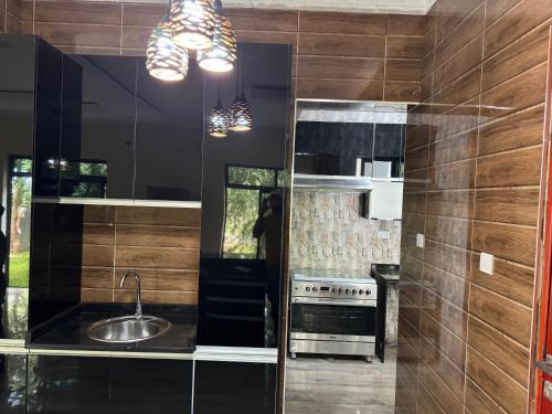 uma cozinha com um lavatório e um espelho em Steady State Apartment 1 em Lusaka