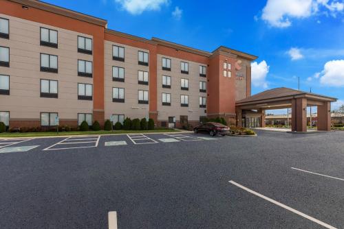 a building with a parking lot in front of it at Comfort Suites Columbus East Broad in Columbus