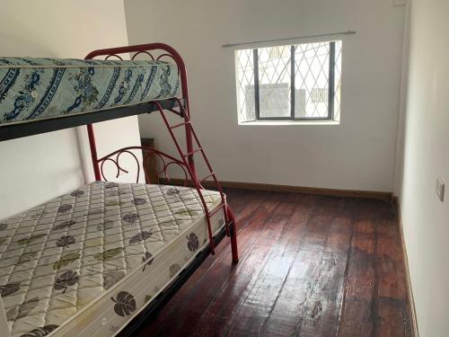 1 dormitorio con litera y ventana en MiniDepar en Salinas
