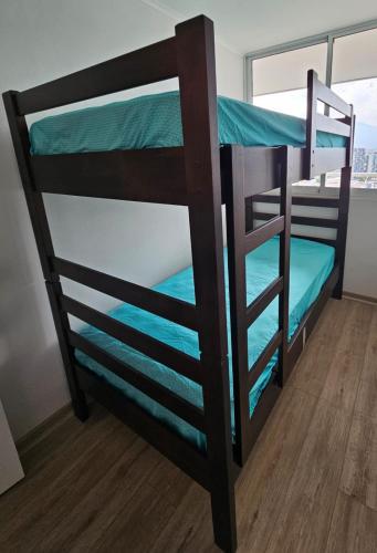 Ce dortoir comprend 2 lits superposés et une fenêtre. dans l'établissement Depa La Cisterna, à Santiago