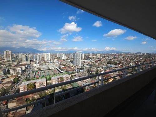 uma vista para a cidade a partir de uma varanda em Depa La Cisterna em Santiago